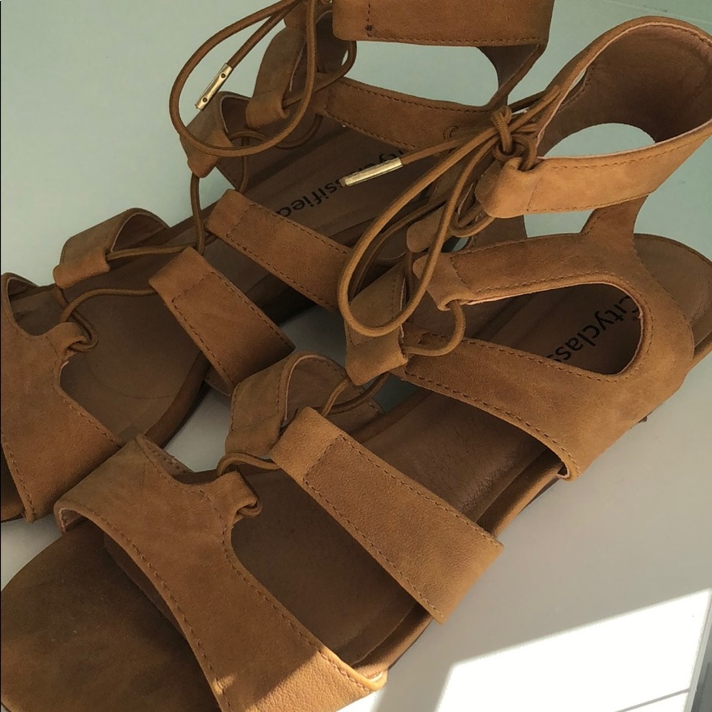 Strap shoes